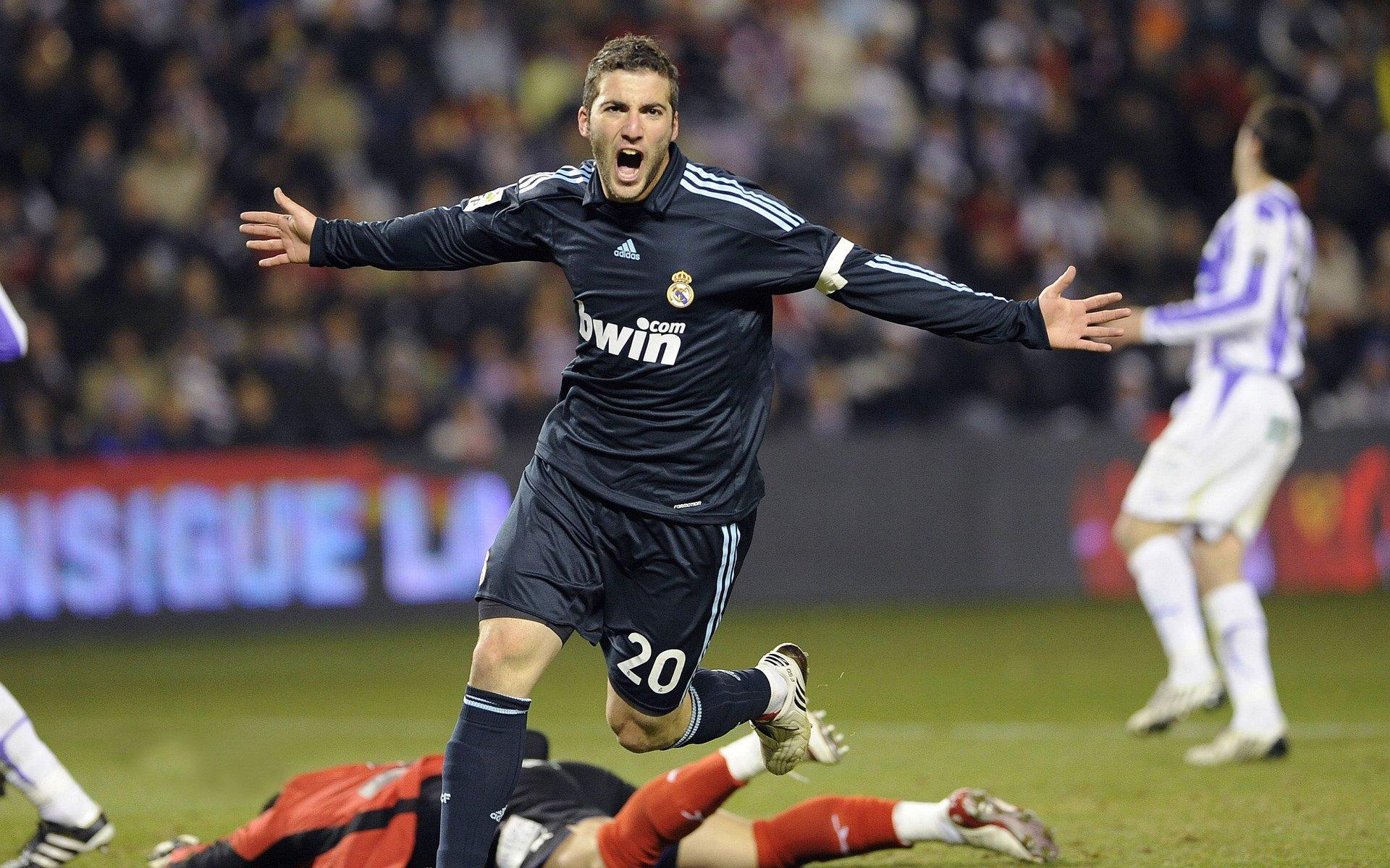 中超联赛第15轮，上海海港3-1力克山东泰山，武磊梅开二度领跑射手榜