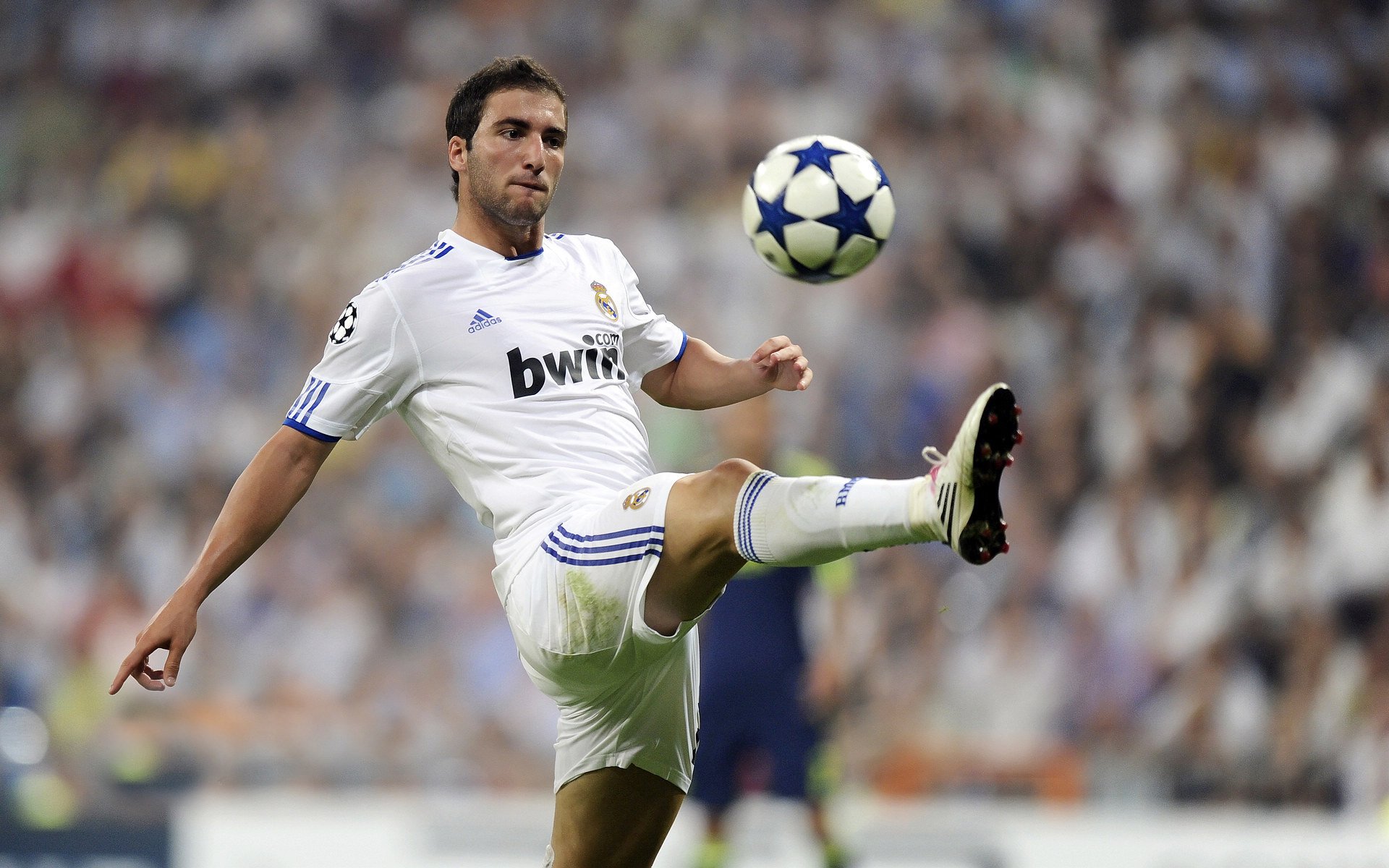 英雄联盟全球总决赛，巅峰对决引爆电竞狂潮，中国战队再创辉煌